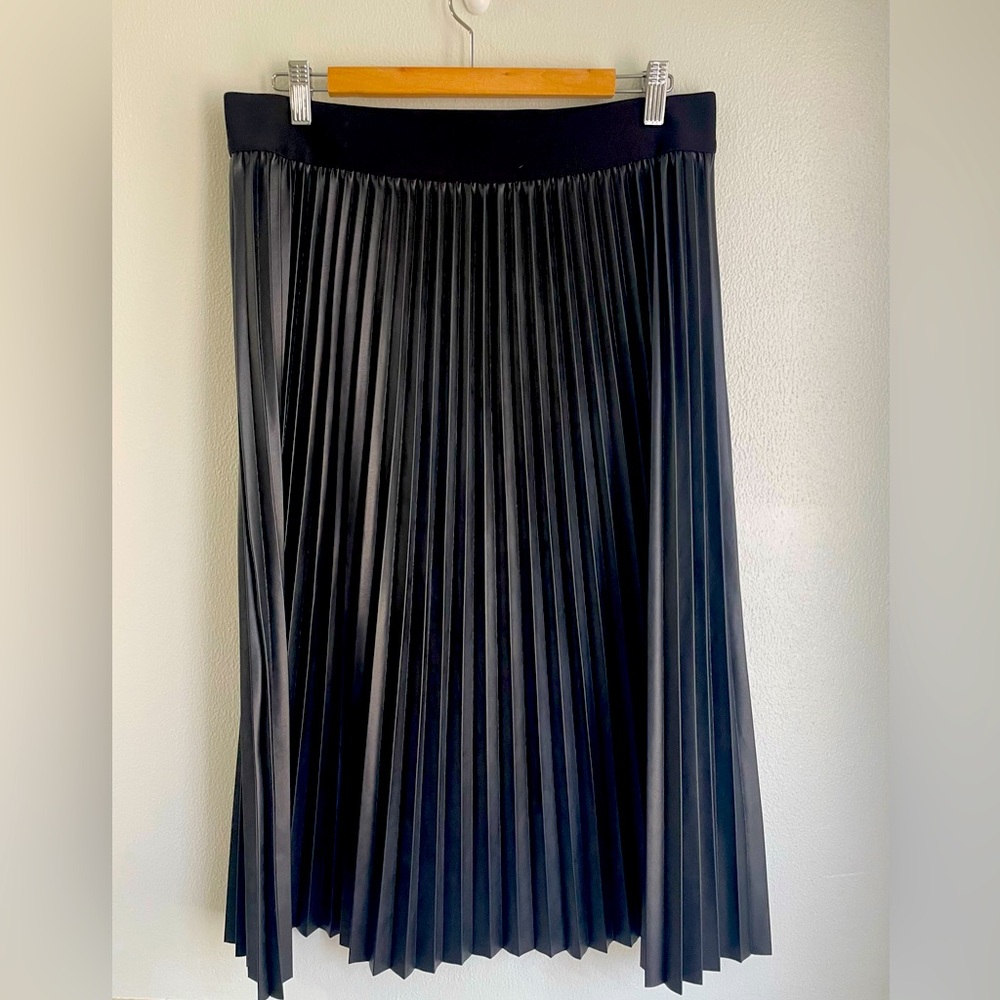 Simply Vera Faux Leather Pleated Skirt, Black, size L, new with tags
